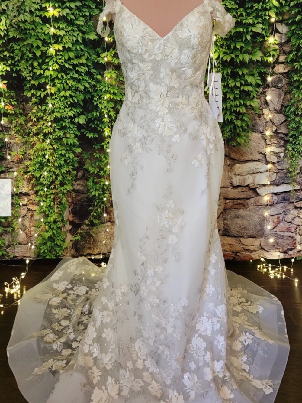 Ivory Lace Appliqué Wedding Dress with Sweetheart Neckline